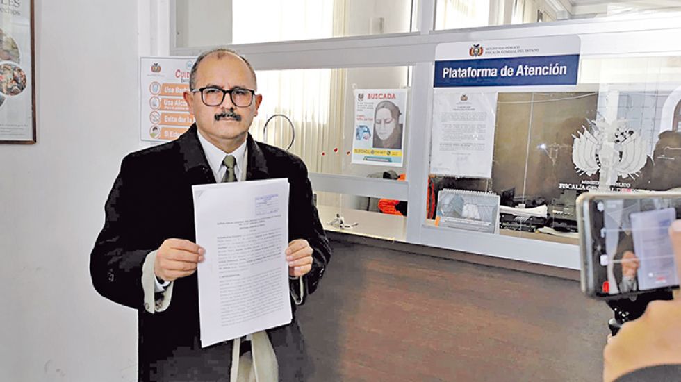 DENUNCIANTE. Rolando Cruz, miembro del Comité Impulsor de Juicio, tras presentar la denuncia en la Fiscalía General del Estado.