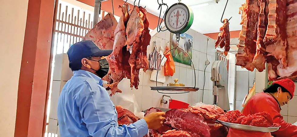 OPERATIVO. Un funcionario de la Intendencia verifica el funcionamiento de una balanza.