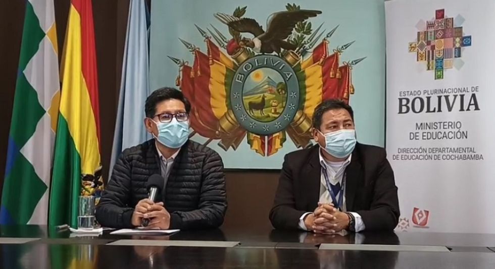 El ministro de Educación, Edgar Pary (i), en una conferencia de prensa en Cochabamba.
