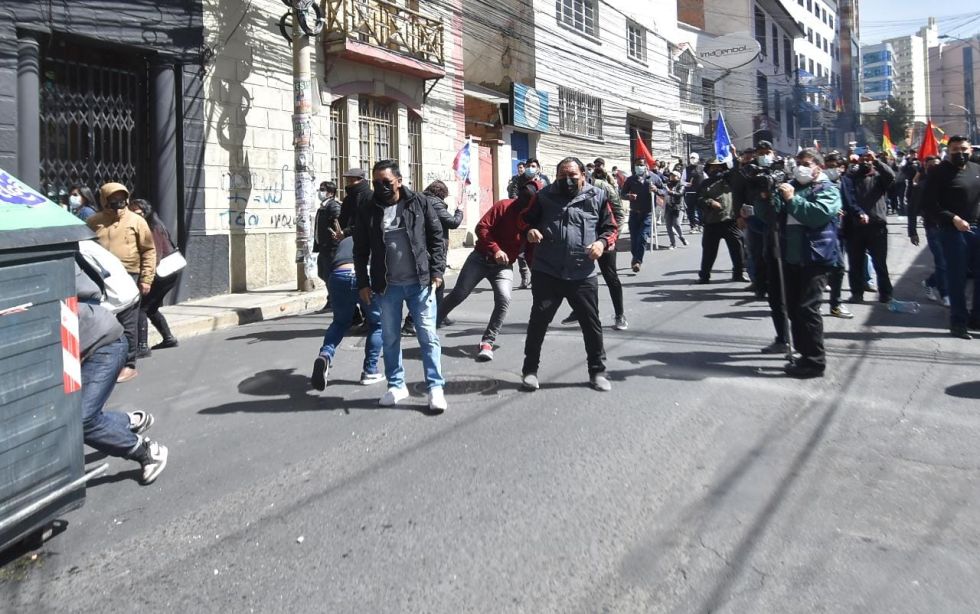 Grupos afines al MAS intentaron impedir la marcha de los médicos.
