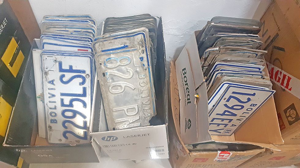 OPERATIVO. Las placas decomisadas que aún permanecen en la Dirección de Ingresos.
