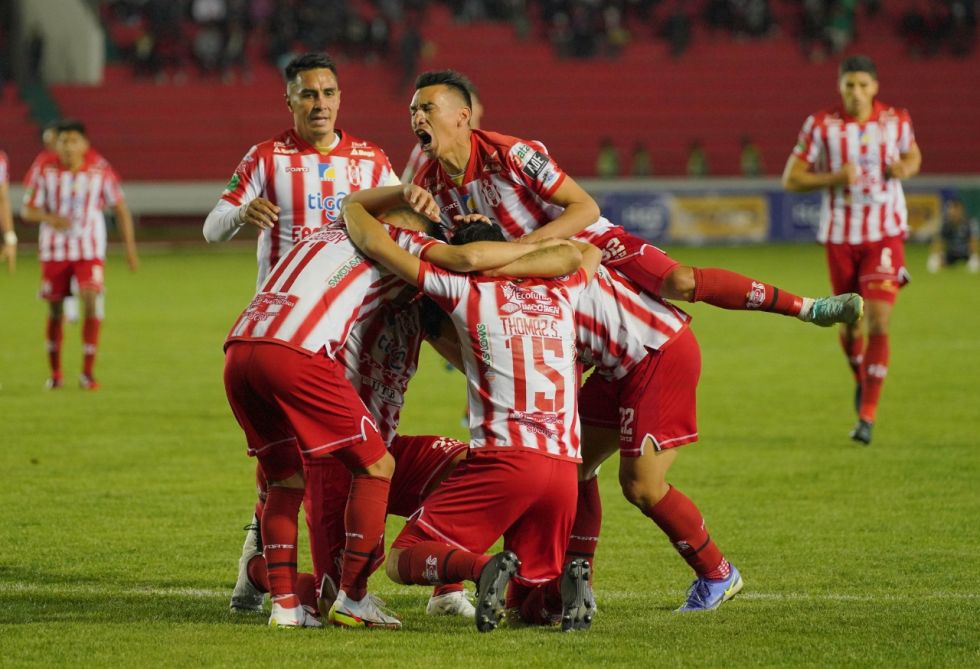 Los jugadores de Independiente celebran uno de sus goles ante Universitario.