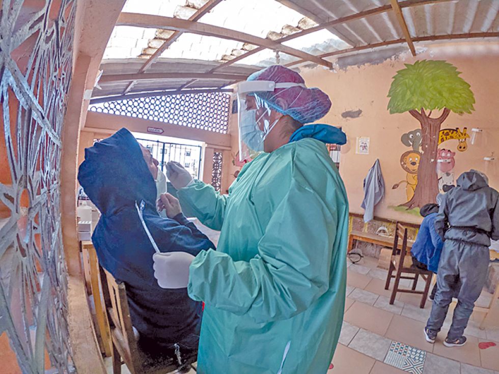 MUESTRAS. Toma de una prueba de antígeno nasal en el centro de salud San Roque.