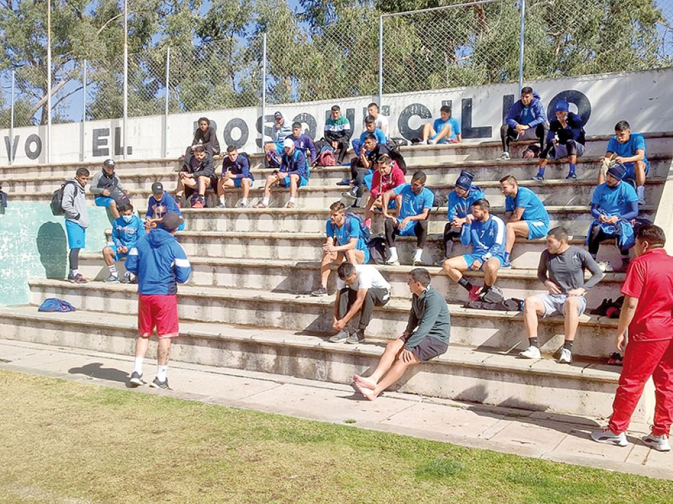 La charla técnica al final del partido entre el DT Ezequiel Rodríguez y sus dirigidos ayer, en la cancha de Fancesa.