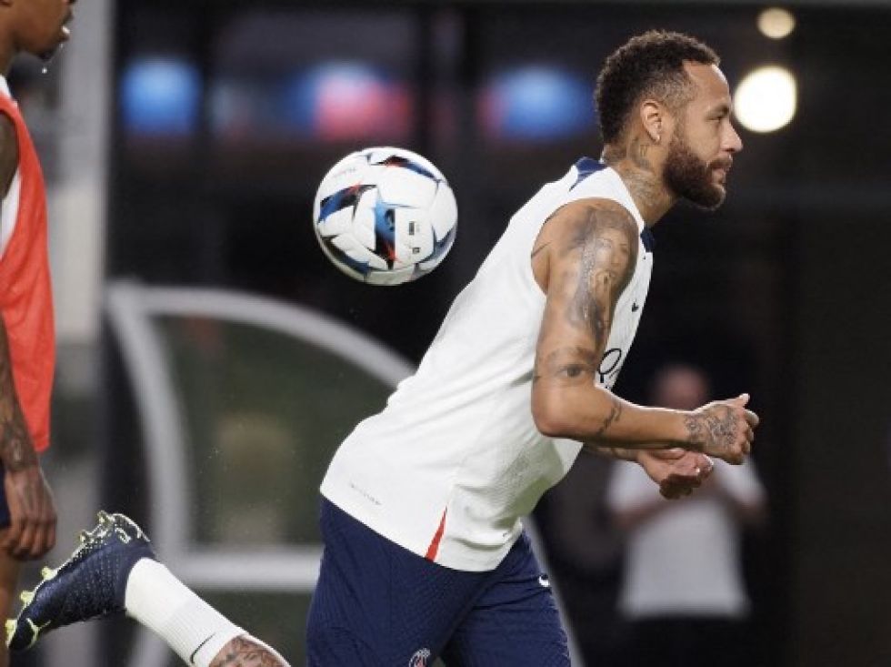 Neymar Jr juega con el balón durante su sesión de entrenamiento en el estadio Suita de Osaka.