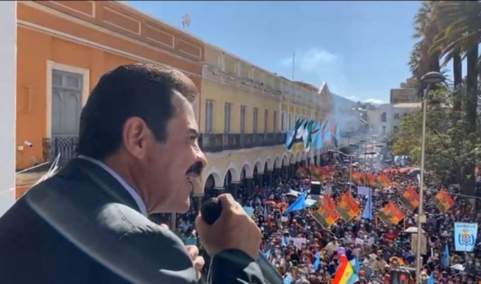 Manfred Reyes Villa durante un discurso desde la Alcaldía de Cochabamba, en la plaza 14 de Septiembre.