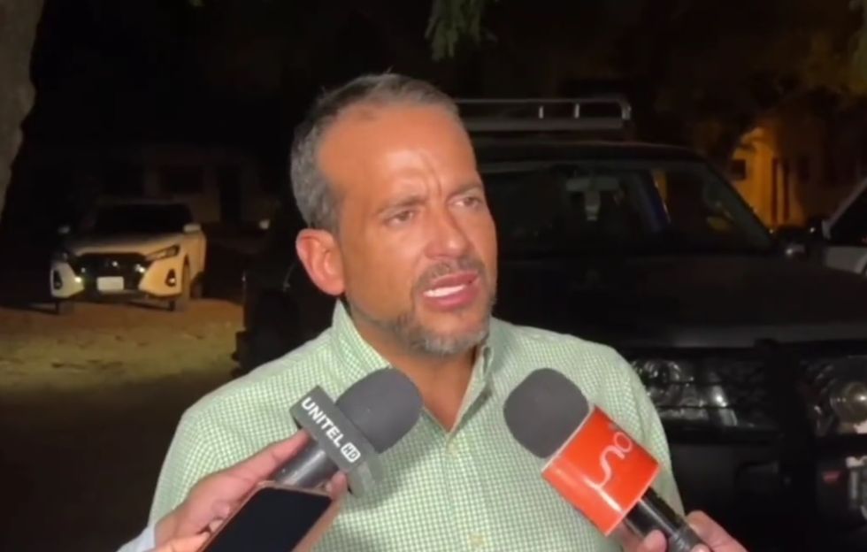 El gobernador Luis Fernando Camacho en un entrevista con medios de Santa Cruz.