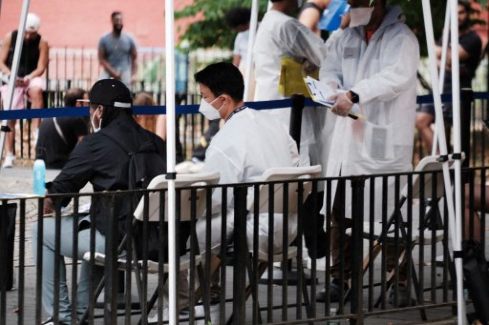 Personas hacen fila para la vacuna contra la viruela del mono en la ciudad de Nueva York.