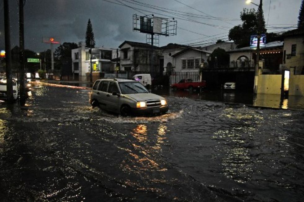 Una reciente lluvia dejó fuertes inundaciones en San Salvador. Los gobiernos centroamericanos toman previsiones debido a los riesgos de catástrofes.