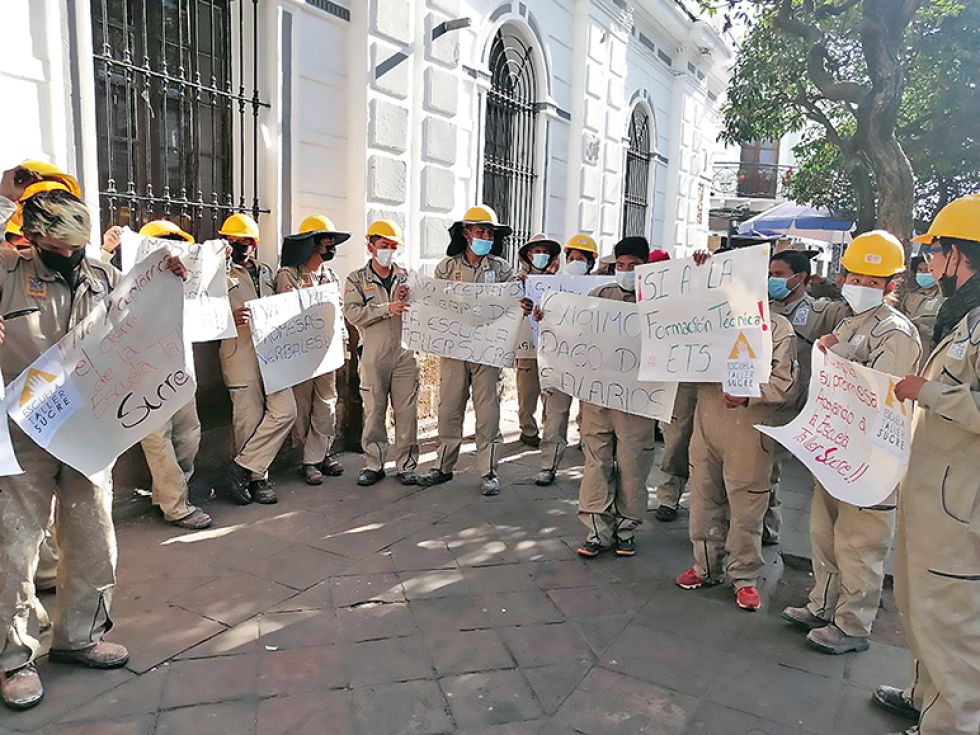 PROTESTA. Los estudiantes de la Escuela Taller Sucre en el frontis del Palacio Consistorial.