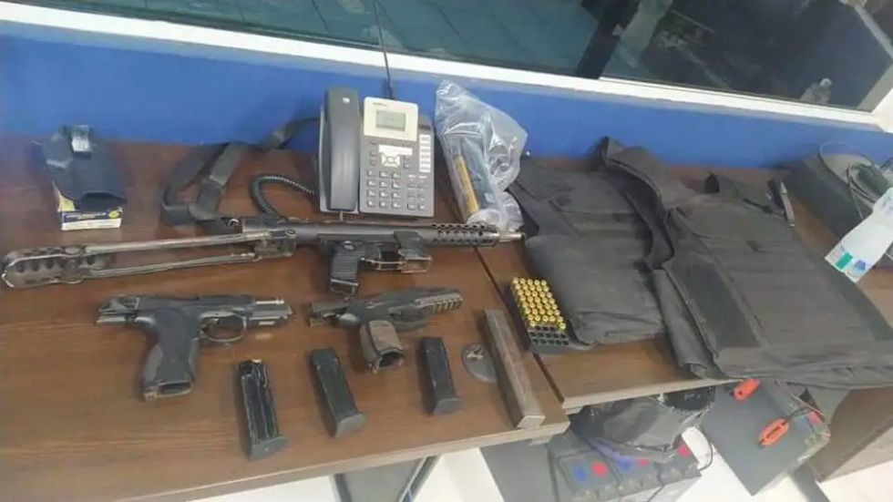 Las armas encontradas en manos del policía, según el informe de medios brasileños.