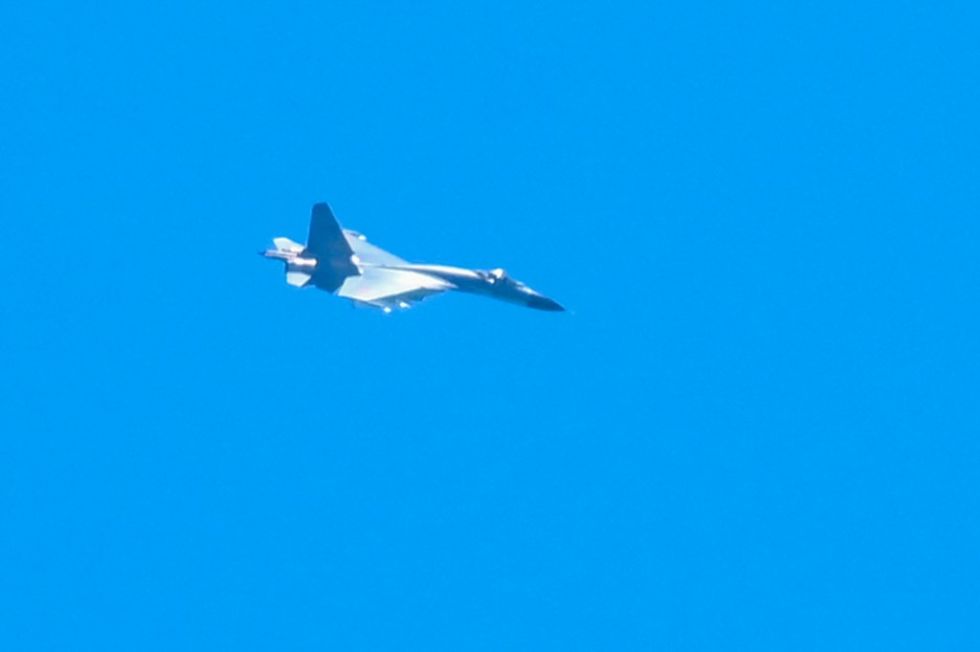 Un avión militar chino vuela sobre la isla de Pingtan, uno de los puntos más cercanos de China continental a Taiwán.