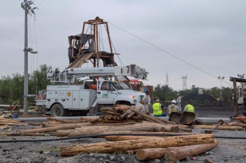 Trabajadores de la Comisión Federal de Electricidad (CFE) de México realizan trabajos de rescate en la mina de carbón donde diez mineros quedaron atrapados el miércoles.