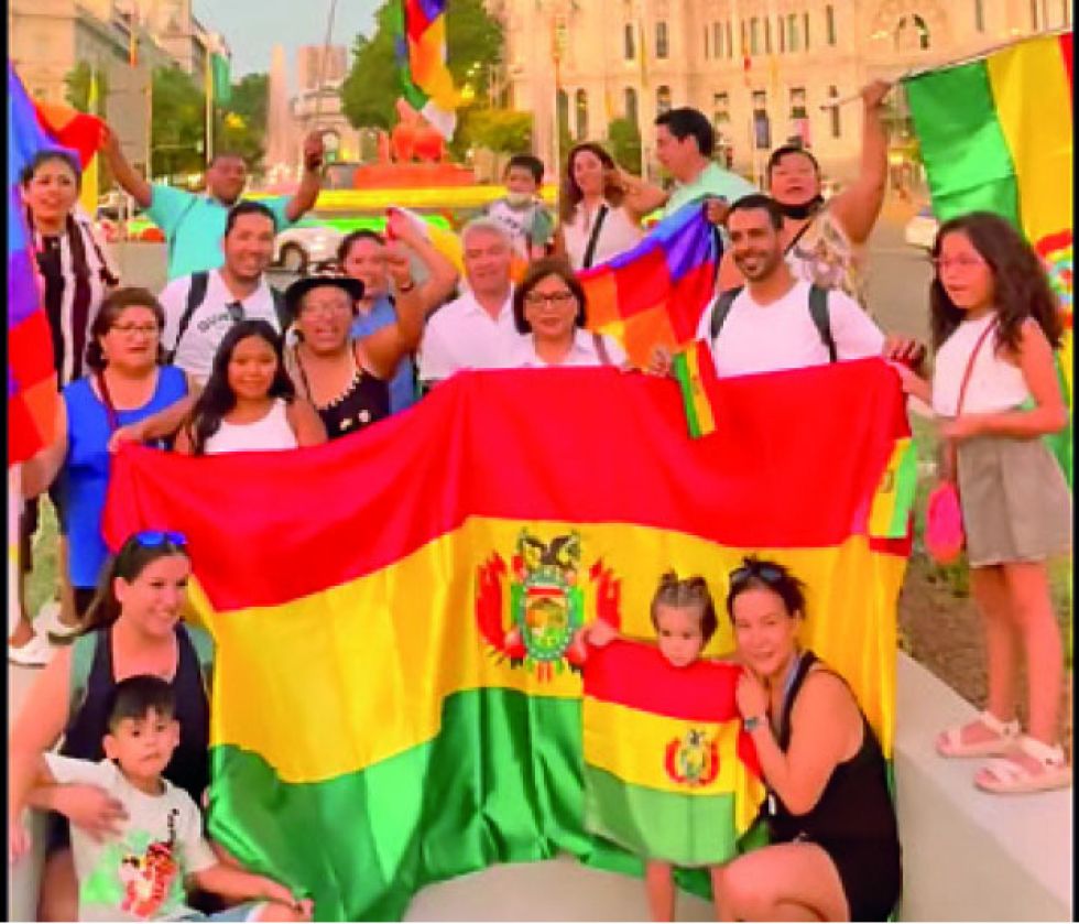 MADRID. Un grupo de bolivianos, entre ellos la embajadora Nardi Suxo, reunidos para festejar el nuevo aniversario patrio en la capital española.