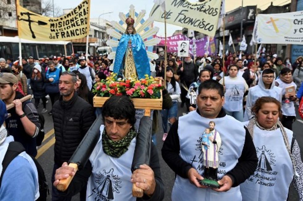 Fieles devotos de San Cayetano desfilan por una calle del barrio de Liniers, en la periferia de Buenos Aires.