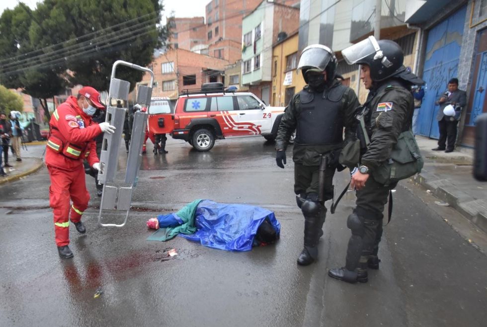 Policías custodian al cocalero herido por una explosión en La Paz. 