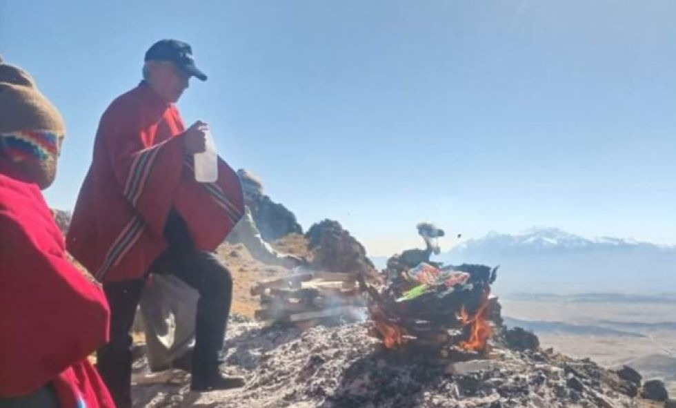 Álvaro García Linera durante su ofrenda a la Pachamama.