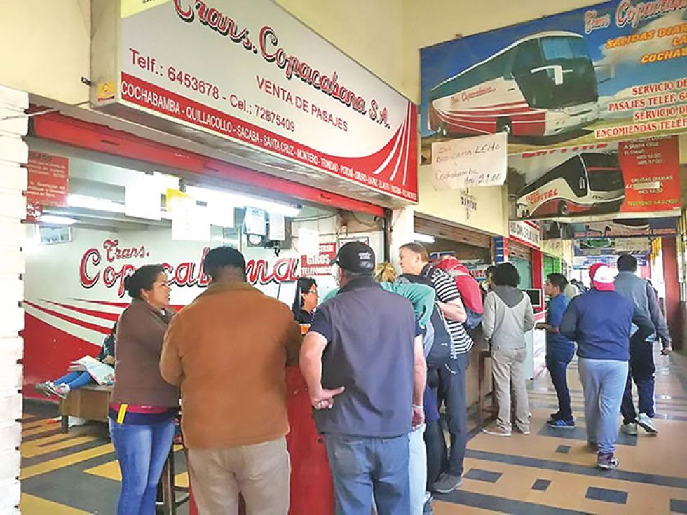 INGRESO. Viajeros en la terminal de buses interdepartamental de Sucre.