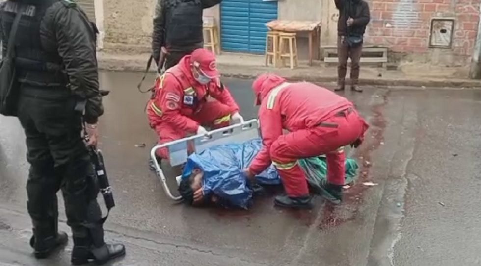 Bomberos rescatan a un cocalero herido en La Paz. 