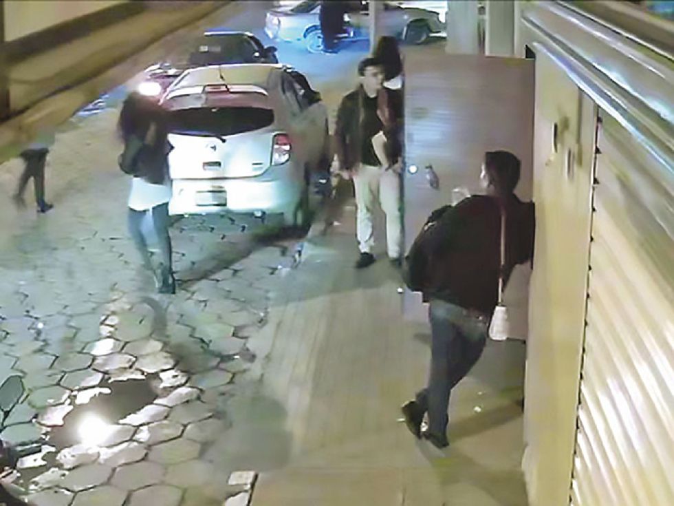 DELITO. Orlando pide ayuda para reconocer al hombre (de frente) que le atacó con arma blanca.