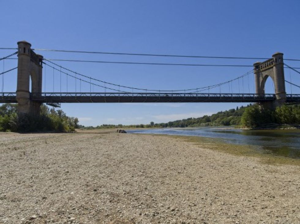 Vista del lecho del río Loire, en Francia, cuyo cauce descendió a niveles históricos en medio de una intensa ola de calor y falta de lluvias.