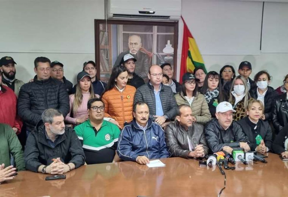 Autoridades y dirigentes cruceños evalúan el paro de 48 horas. Al centro, el Rector, el Gobernador y el Presidente cívico.