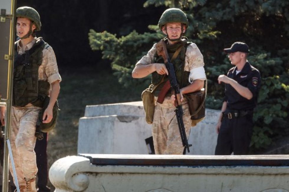 Soldados de unidades navales rusas patrullan una base militar en la península de Crimea, donde se produjo una explosión en un arsenal.