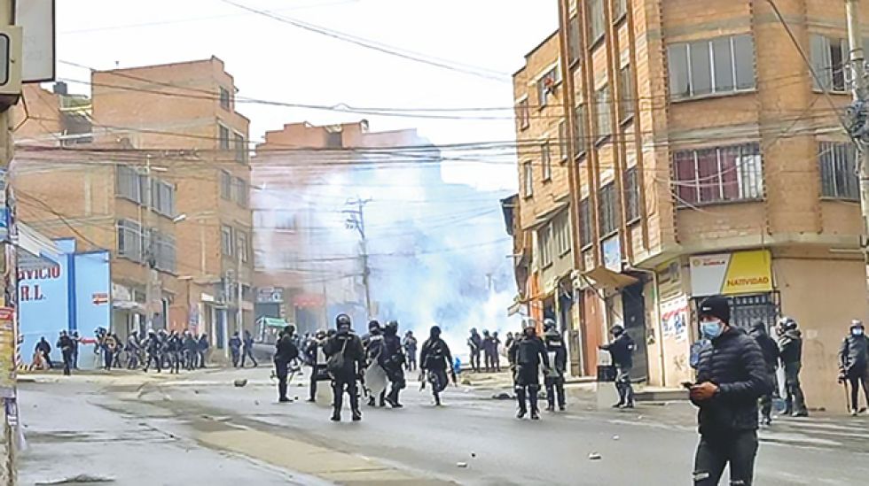 INESTABILIDAD. El enfrentamiento entre la Policía y los cocaleros se extendió durante tres horas con el saldo de tres personas heridas.