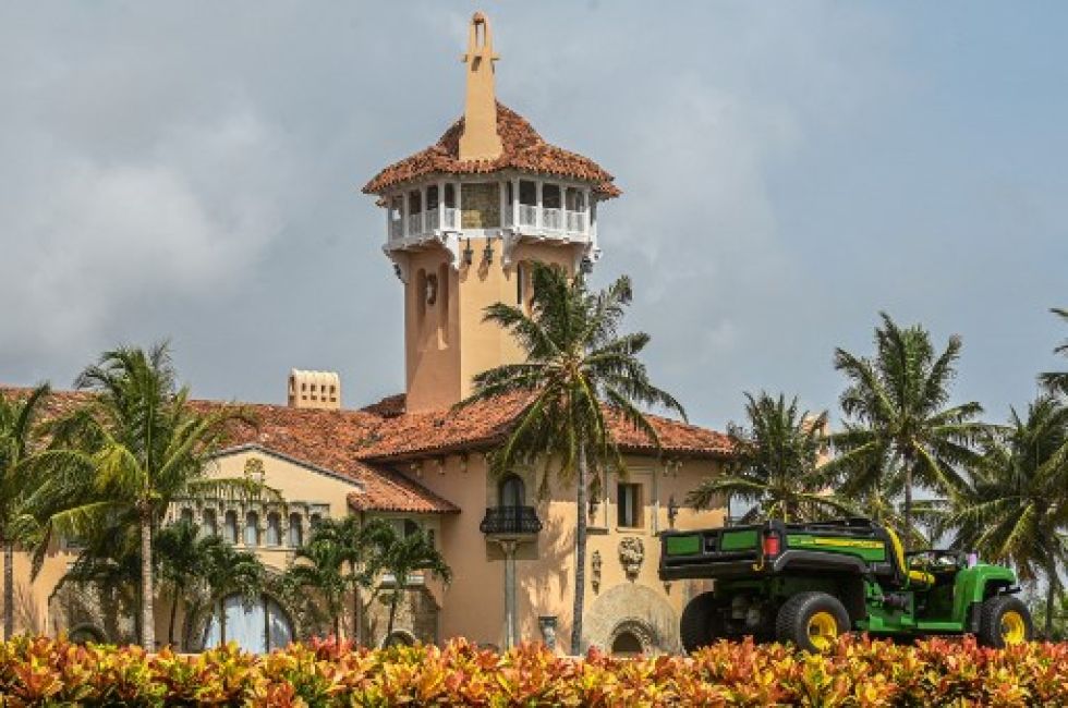 La portentosa mansión que Donald Trump posee en Florida fue allanada la noche del lunes por agentes del FBI.