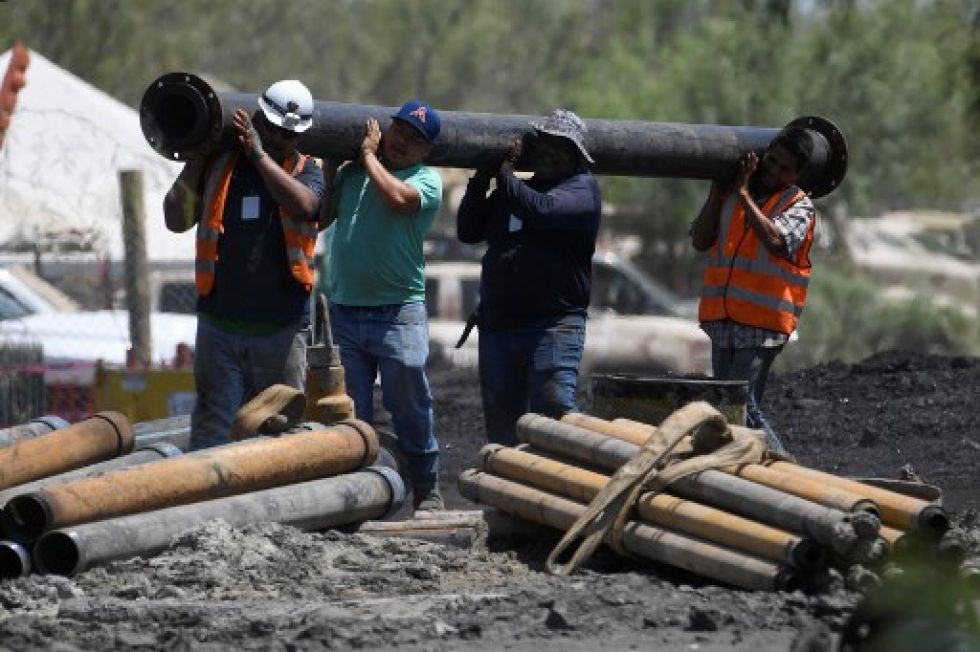 Un grupo de rescatistas prepara elementos para iniciar el operativo en busca de los mineros atrapados en el norte de México.