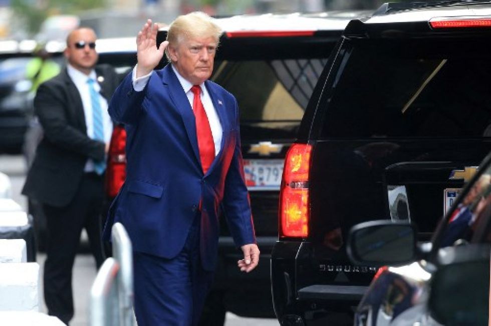 El expresidente estadounidense ingresa a un vehículo al salir de las Torres Trump en Nueva York, este miércoles.