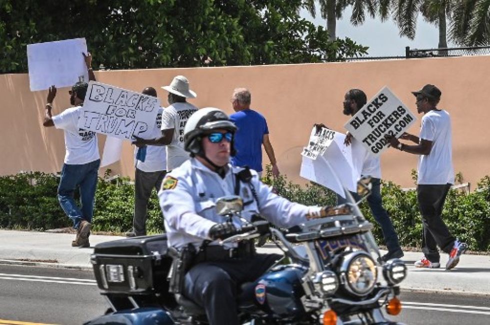 Policías patrullan las proximidades de la mansión de Donald Trump en Palm Beach, Florida, luego de la requisa a su propiedad por parte del FBI.
