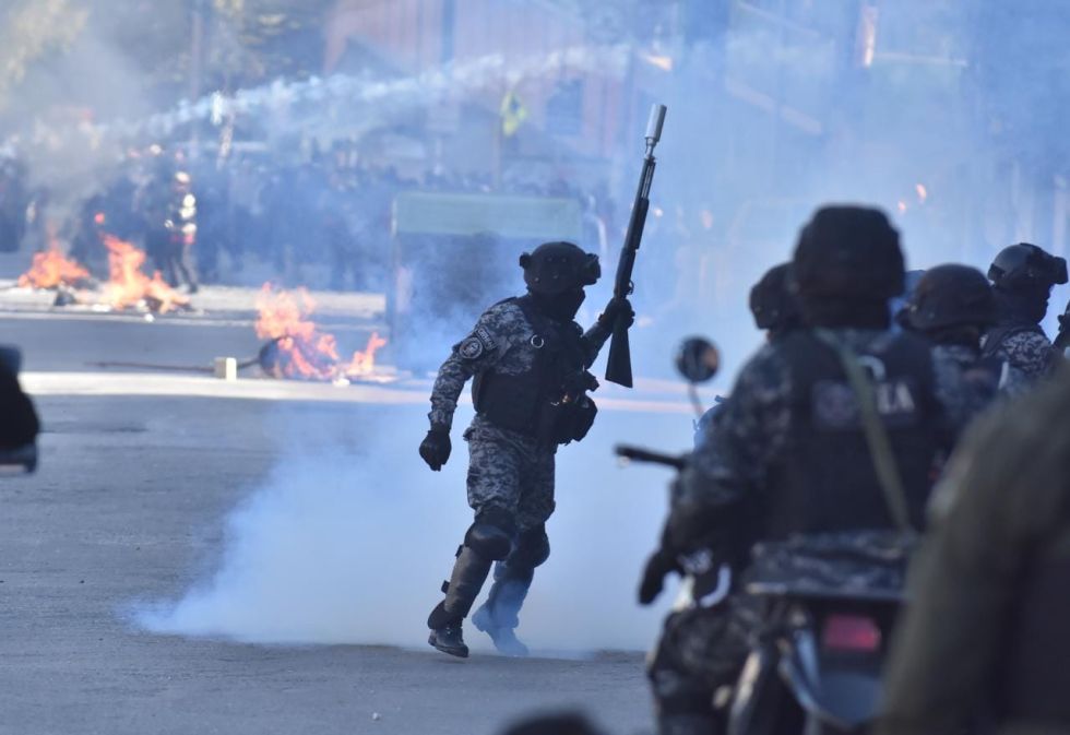 Policías se enfrentaron con cocaleros que reclaman el cierre de mercado paralelo de coca.