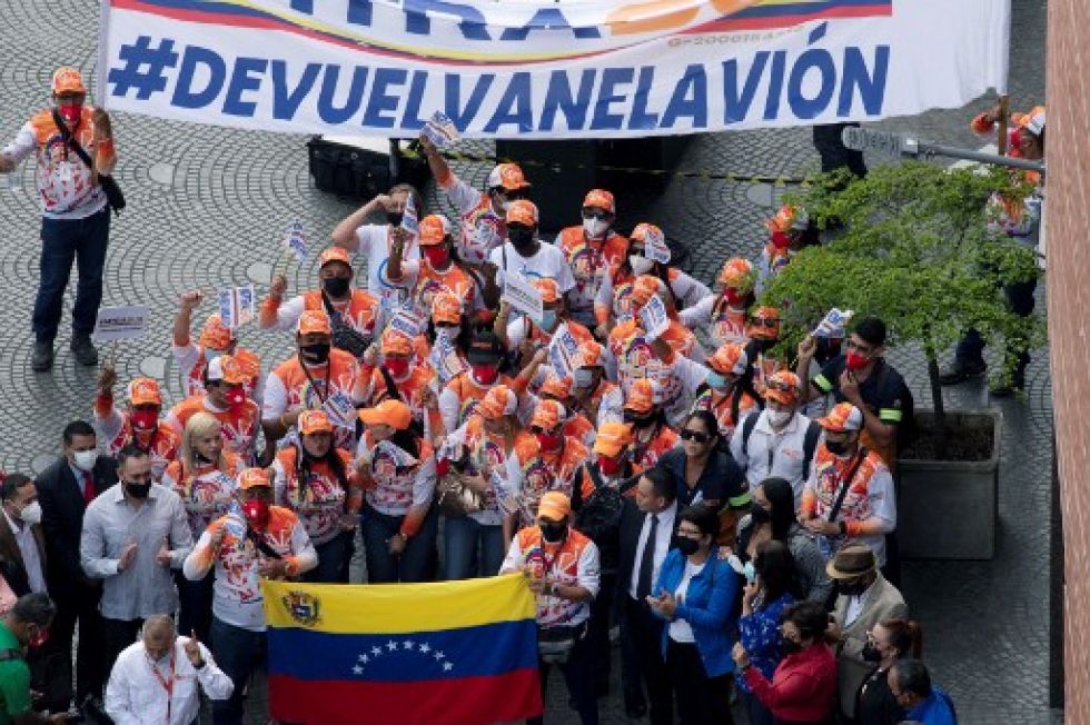 Trabajadores de la aerolínea venezolana Conviasa protestan frente a la Embajada de Argentina en Caracas, este jueves.