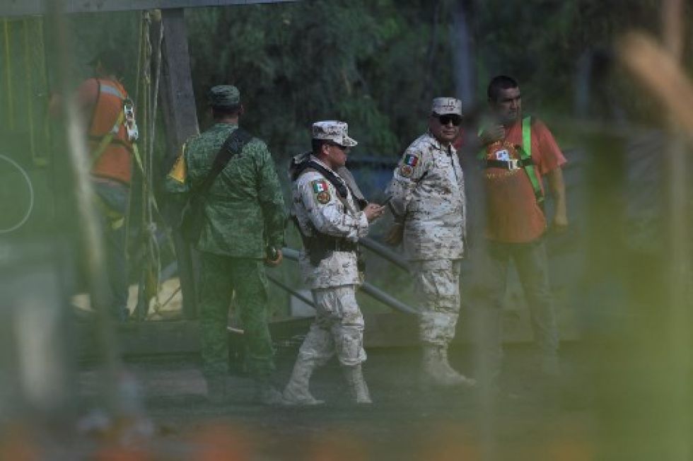 Personal de rescate y soldados participan en una operación que intenta llegar a las diez personas atrapadas en una mina de carbón inundada.