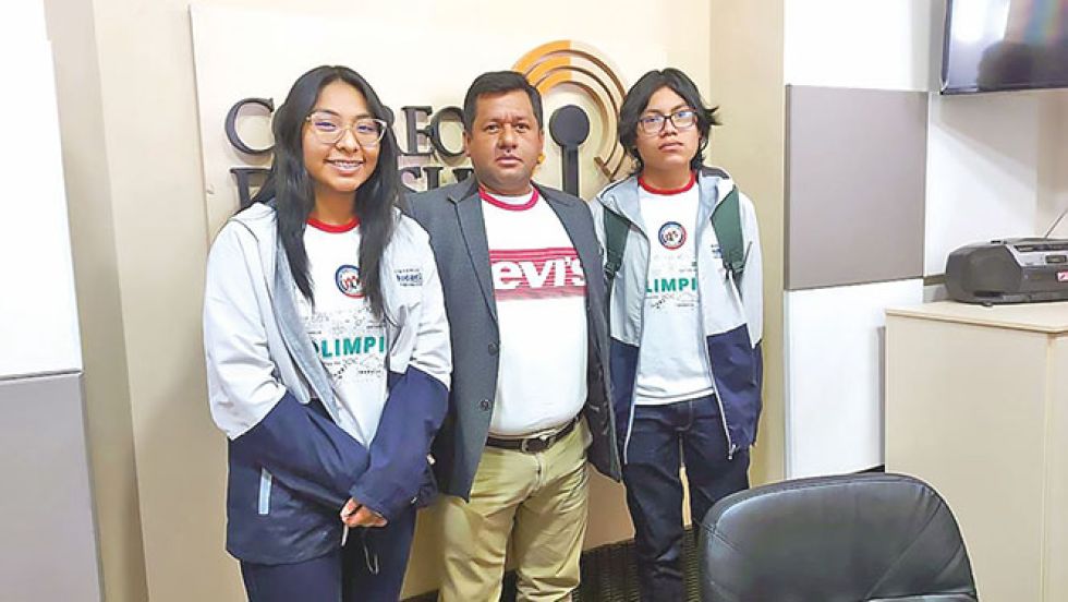 GANADORES. Cecilia Medrano, Ismael Chávez y Edson Asebey tras la entrevista radial.
