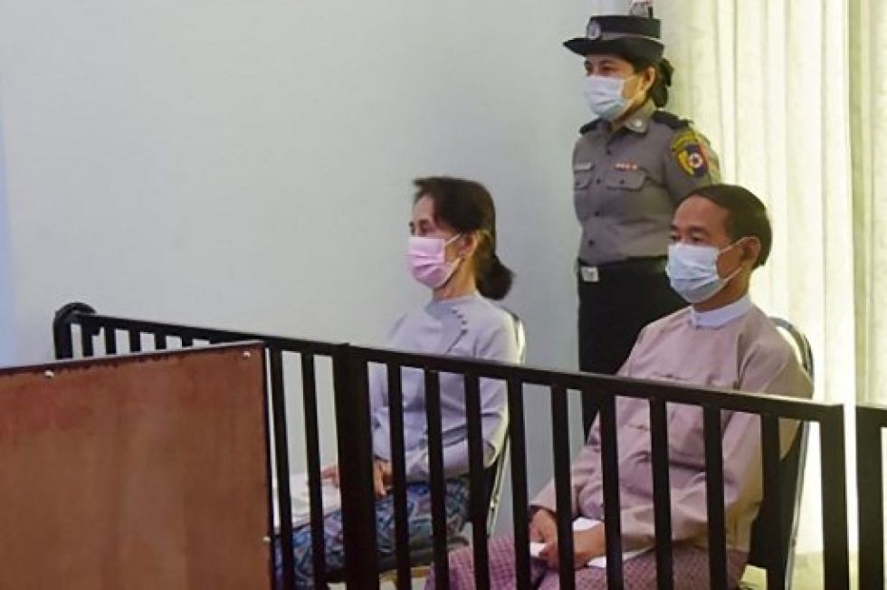 Aung San Suu Kyi apareció en aparente buena salud ante el tribunal militar y no comentó los detalles de la sentencia.