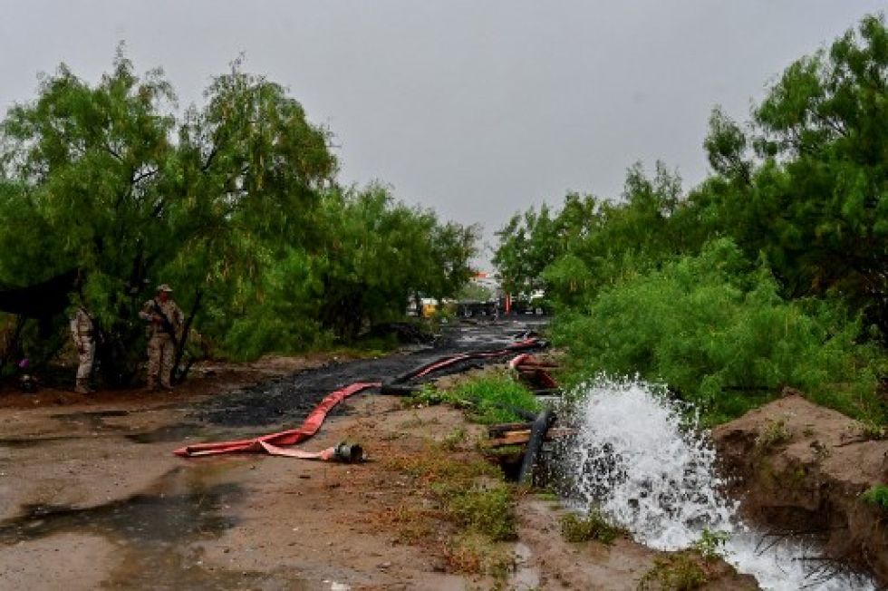 A pesar de que se extrajeron miles de litros de la mina inundada, las dificultades continúan en el rescate de los mineros atrapados.