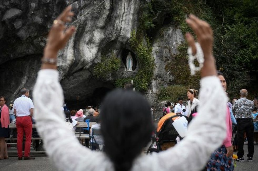 Este año se esperan también alrededor de 1,6 millones de peregrinos en Lourdes, lugar tradicional de peregrinación en el mundo católico.