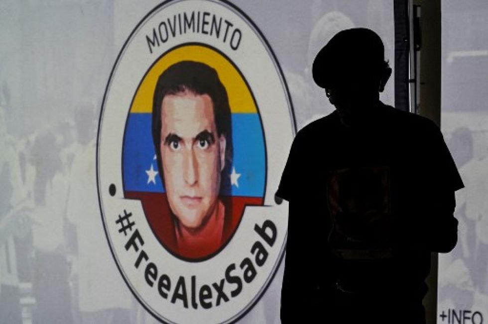 Una pancarta del movimiento por la liberación de Saab se expone en una céntrica calle de Caracas.