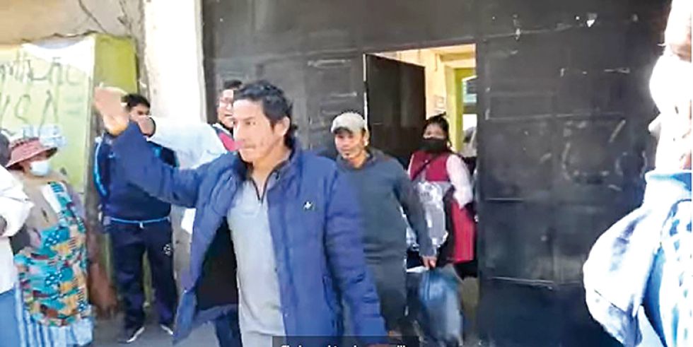 CONFLICTO. Cocaleros de Adepcoca salen de la Felcc de El Alto tras ganar una acción de libertad.