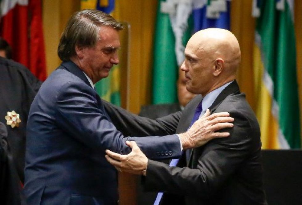 Jair Bolsonaro y Alexandre de Moraes (d) durante un acto público realizado en mayo pasado.