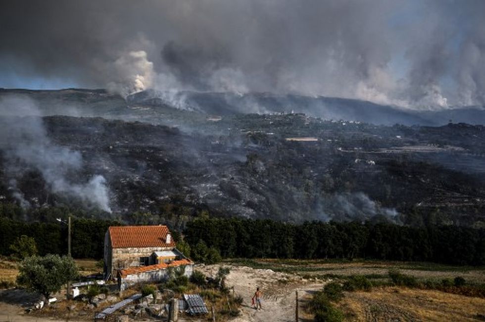 El fuego ha consumido miles de hectáreas en la región portuguesa de Celorico de Beira. El humo trasciende las fronteras con la vecina España.