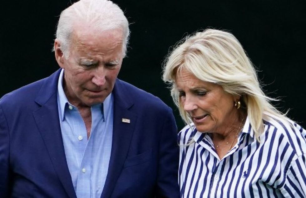 Jill Biden, junto a su esposo, el presidente de EEUU, Joe Biden. La primera dama debe permanecer en aislamiento al menos cinco días.