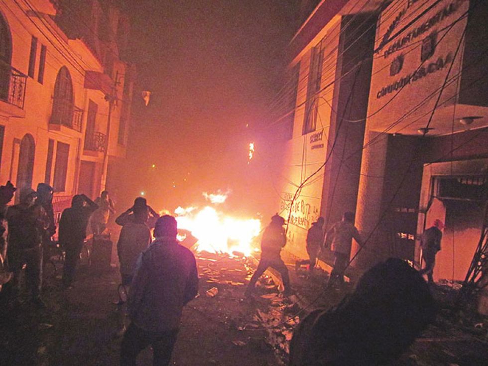HECHO. Una turba encendió fuego en las afueras del TED en los conflictos de octubre de 2019.