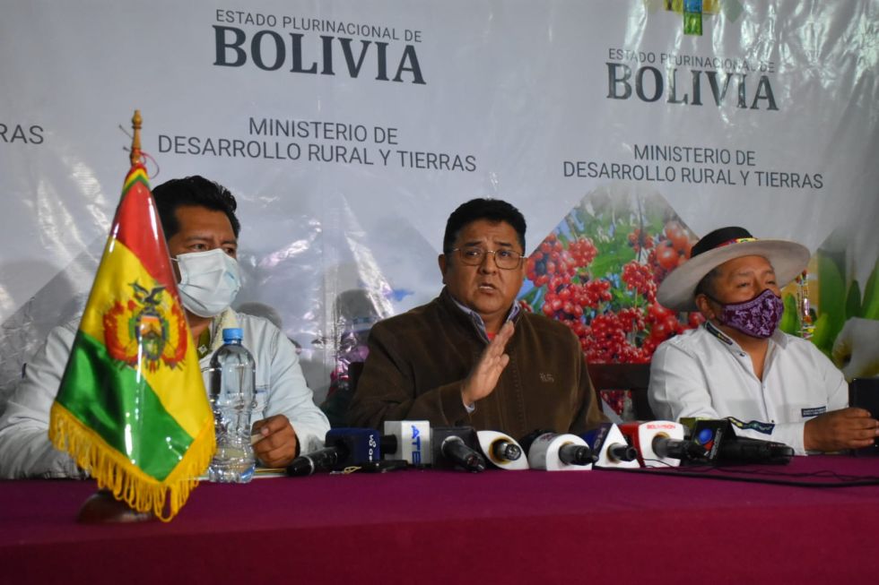 Conferencia de prensa del ministro de Desarrollo Rural y Tierras, Remmy Gonzales, la noche de este miércoles.