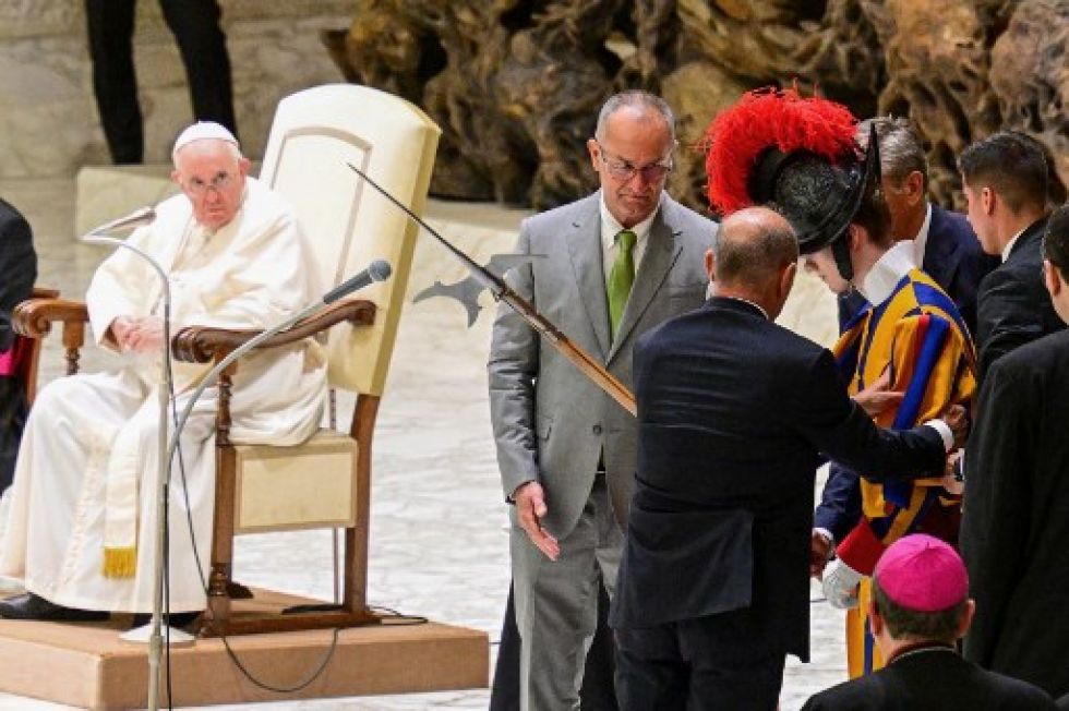 El papa Francisco observa al guardia suizo que sufrió un desmayo, en momentos en que es auxiliado por personal de apoyo del Vaticano.