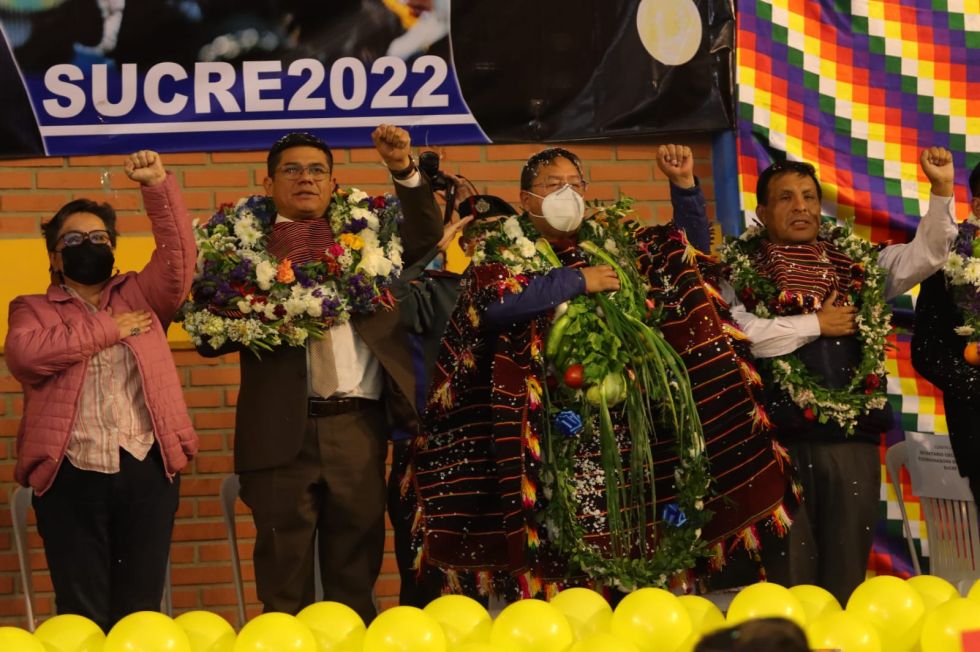 El presidente Arce junto a autoridades locales, en el coliseo Edgar Cojintos, de Sucre.