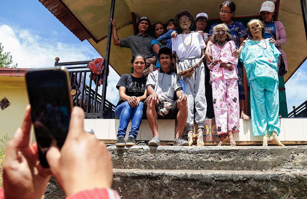 Miembros de la etnia toraja preparando los cuerpos de los familiares exhumados.