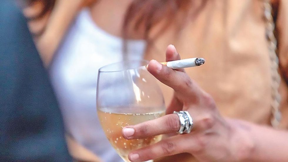 RIESGOS. Chile es el país donde se observa mayor consumo de tabaco entre los adultos.